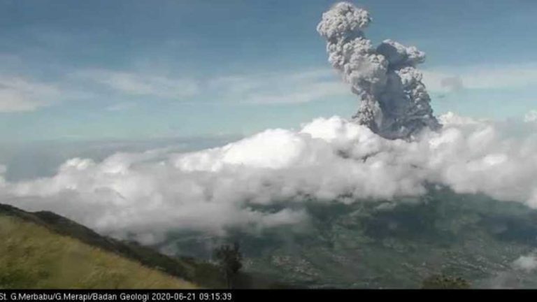 Gunung Merapi Dua Kali Erupsi, Tinggi Kolom 6.000 Meter