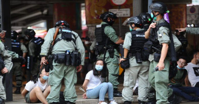 Polisi Hong Kong Tembakkan Gas Air Mata dan Semprotan Lada pada Pengunjuk Rasa Melawan UU Keamanan Beijing