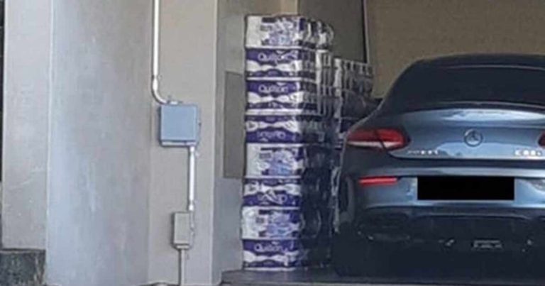 Penimbun Mendapat Kecaman Karena Menyimpan Ratusan Gulungan Kertas Toilet di Sebelah Mobil Mewahnya