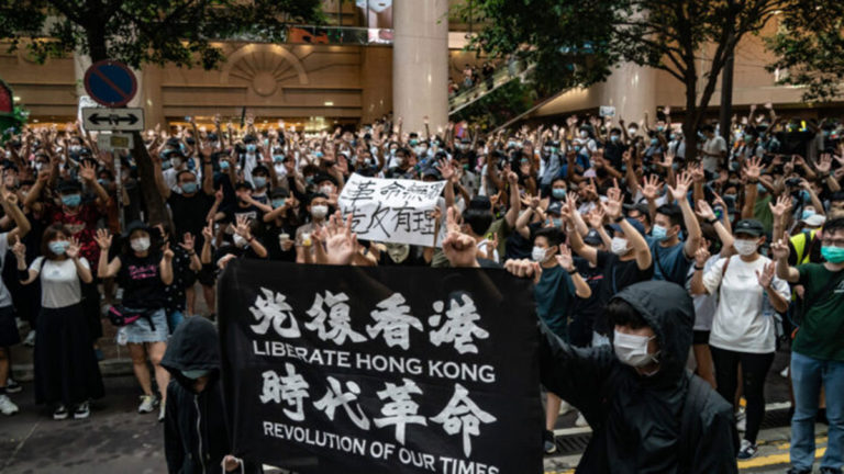 Epoch Times Hong Kong Mengecam Penangkapan Personalia Distribusinya Saat Bersamaan Adanya Aksi Protes