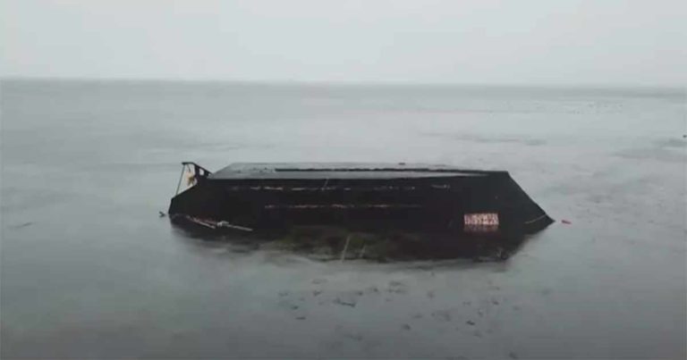 Ratusan ‘Kapal Hantu’, Beberapa Berisi Kerangka Manusia, Telah Memenuhi Pantai di Jepang