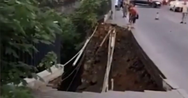 Jalan Ambles di Kota Chongqing Membentuk Lubang Raksasa, 2 Pejalan Kaki Jatuh ke Dalamnya