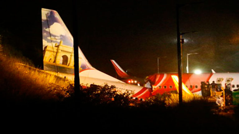 Pesawat Air India Express Jatuh ke Jurang dan Patah Menjadi Dua, 18 Tewas dan Puluhan Terluka