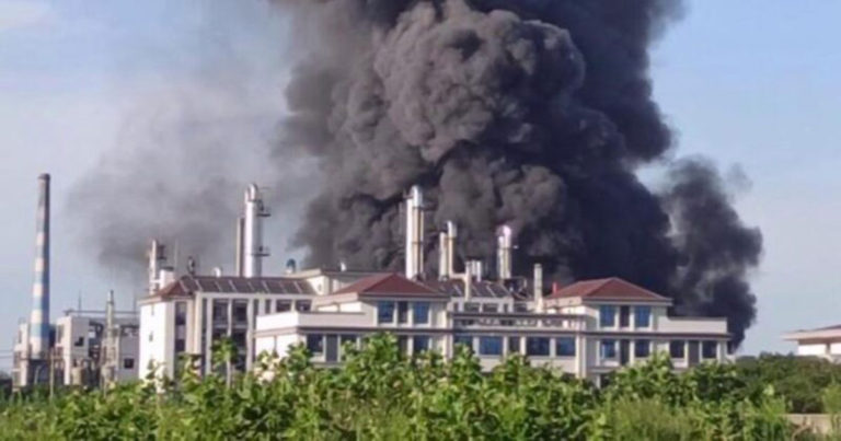 “Awan Jamur” Muncul Akibat Ledakan di Pabrik Kimia di Xiantao, Tiongkok