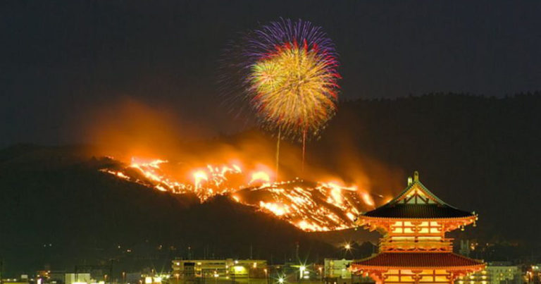 Hanya di Jepang: Membakar Gunung Sebagai Perayaan