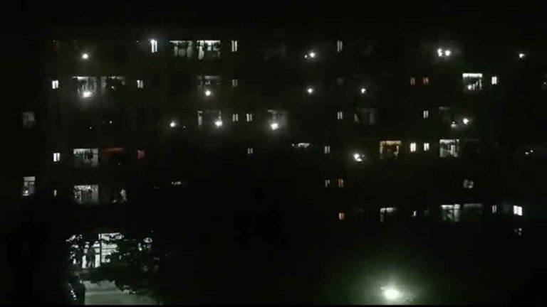 Protes Lockdown Kampus, Mahasiswa Xi’an, Tiongkok Beramai-ramai Kompak Berteriak dari Dalam Asrama
