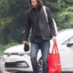 Foto Keanu Reeves Tiba di Tempat Kerja Membuat Tanda Tanya Para Penggemarnya 7