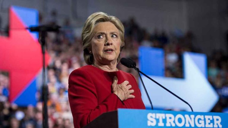 Pendukung Trump Protes di Luar Kediaman Hillary, “Penjarakan Dia”