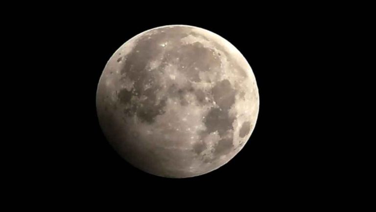 NASA: Ada Air di Sisi Cerah Bulan