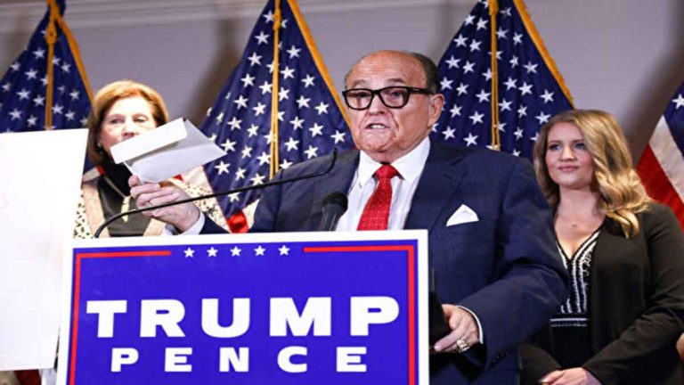 Pengacara Rudy Giuliani: Trump telah Setuju dan Mendorong Litigasi dengan Rencana B