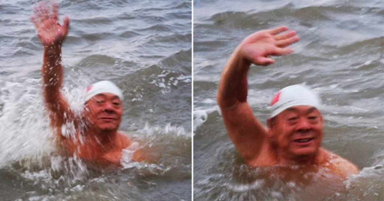 Pria Berusia 70 Tahun di Tiongkok Saat Musin Dingin Berenang di Sungai Songhua yang Membeku Setiap Hari