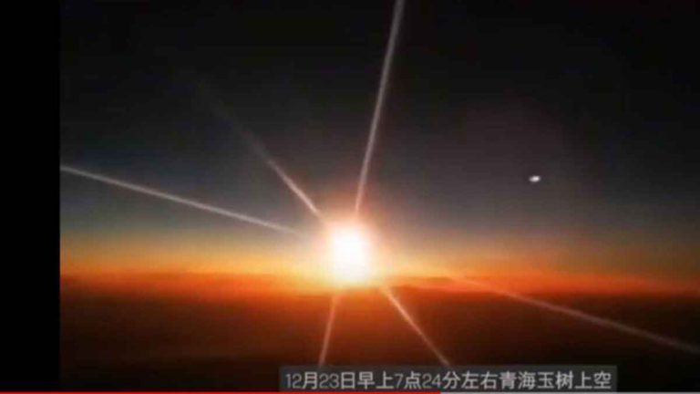 Meteor Jatuh di Provinsi Qinghai, Tiongkok, Membuat Bumi Berguncang