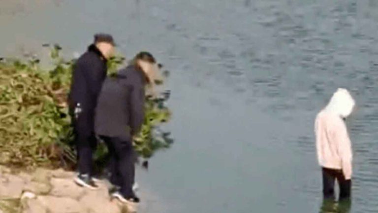 Gadis SMA Bunuh Diri Terjun ke Sungai, Polisi yang Berjarak 2 Meter Hanya Berdiri Menyaksikan