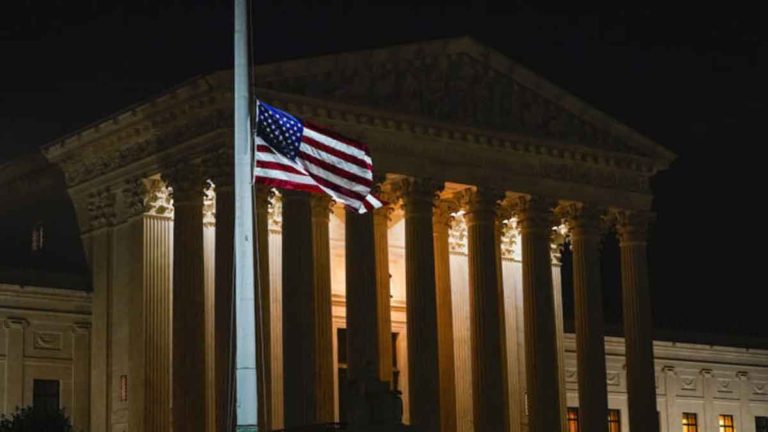 Pakar Memperingatkan Penyelarasan Ideologis yang Mendorong Amerika Menuju Totalitarianisme