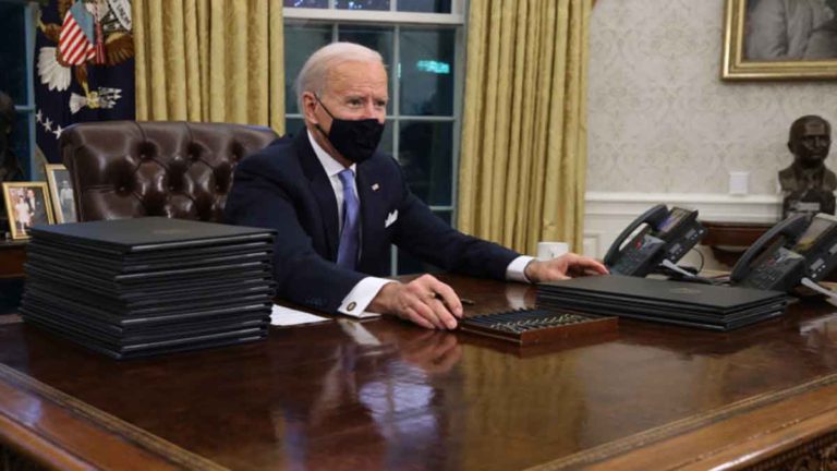 Hari Pertama Menjabat Presiden AS, Biden Tandatangani 17 Perintah Eksekutif, Balikkan Kebijakan Trump