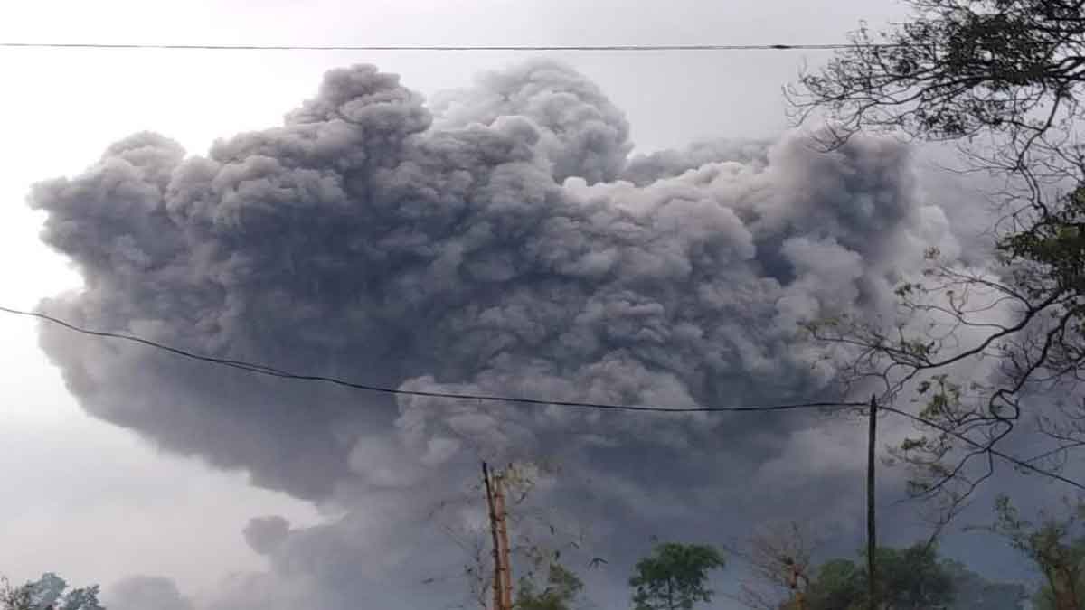 Gunung Semeru Keluarkan Awan Panas Guguran Sejauh 4,5 Kilometer ...