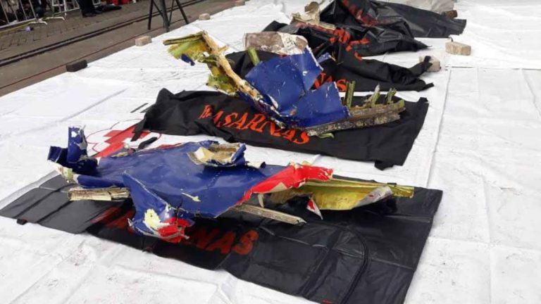 KRI Parang Evakuasi Serpihan Pesawat dan Diduga Body Part Korban Jatuhnya Sriwijaya Air
