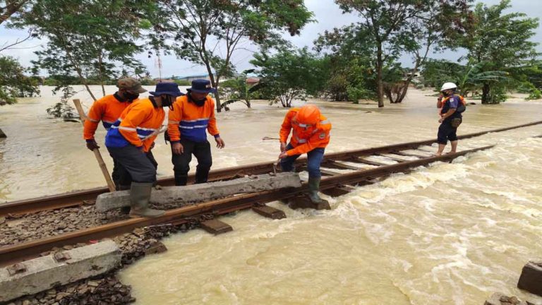 Sejumlah Perjalanan Kereta Api Jarak Jauh Dibatalkan Akibat Terdampak Banjir