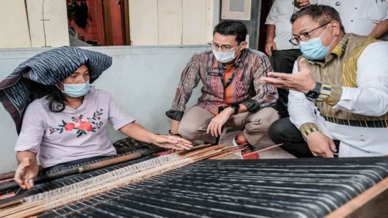 Pengrajin Kampung Ulos Dairi, Sumut Didorong Berinovasi Tingkatkan Produksi