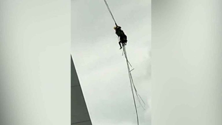 Dua Orang Pekerja di Guangxi, Tiongkok Terlempar ke Udara Akibat Tiupan Angin Kencang