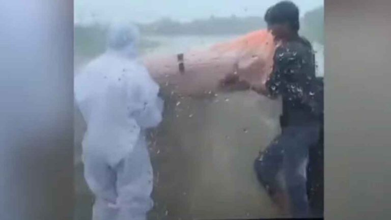 Fasilitas Medis Runtuh, Terungkap Keluarga di India Melempar Jenazah Korban Covid 19 ke Sungai