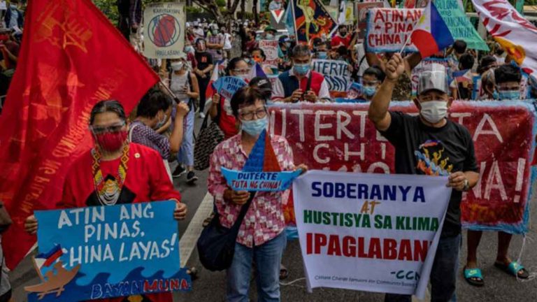 Ribuan Penduduk Filipina Mengepung Kedutaan Tiongkok dan Berteriak : Hancurkan Imperialisme !