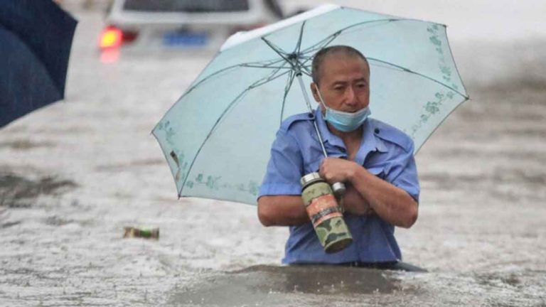 Hujan Deras di Zhengzhou, Tiongkok Memecahkan Rekor, Kota Menjadi Lautan Luas Hingga Kereta Bawah Tanah Terendam