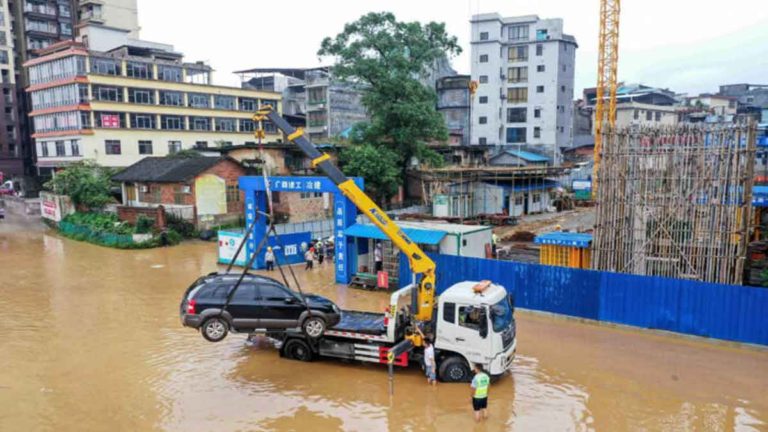 Hujan Deras Berdampak Pada Lebih dari 1 Juta Penduduk di Selatan Tiongkok, Media Pemerintah Justru Hanya Menyoroti Air Terjun Setempat