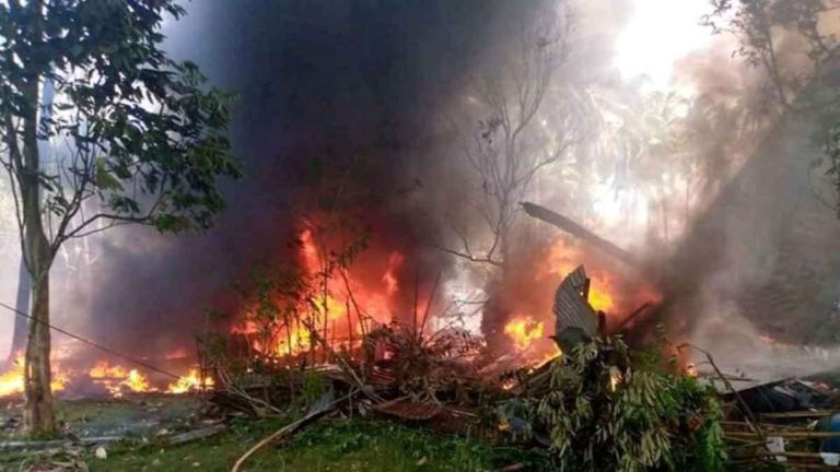 Pesawat Militer Filipina Jatuh Menyebabkan 50 Orang Tewas dan 53 Terluka