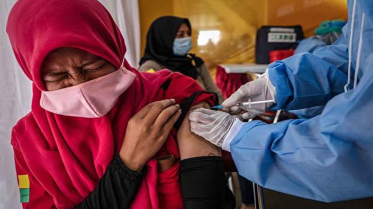 Lebih dari 100 Juta Warga Indonesia yang Mendapatkan Dua Dosis Vaksin COVID-19