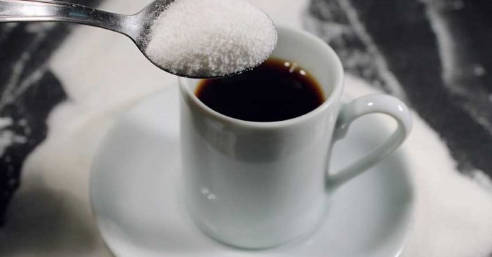 Mengapa Saat Kita Minum Kopi Selalu Menambahkan Gula?