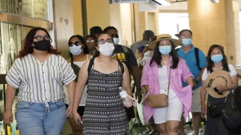 CDC AS : Orang yang Telah Divaksin Harus Tetap Memakai Masker di Daerah dengan Penularan Tingkat Tinggi