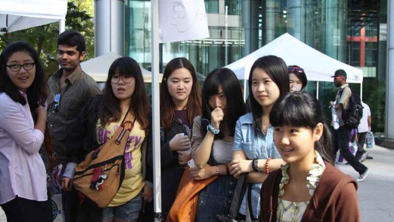 Jumlah Pelajar Tiongkok yang Studi ke AS Turun Tajam