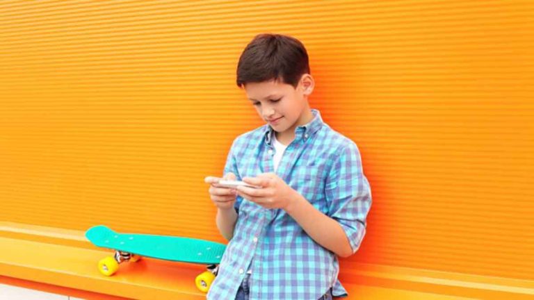 Berapa Usia Terbaik untuk Memberi Anak Remaja Saya Smartphone?