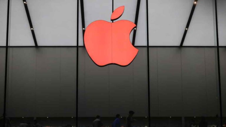Di Depan Toko Apple, Hangzhou, Pria Tiongkok Berteriak agar Masyarakat Dukung Huawei, Tidak Ada yang Peduli