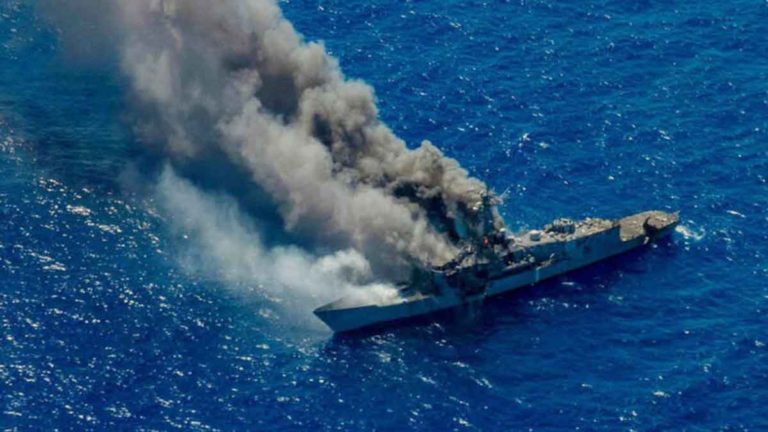 Angkatan Laut AS Menunjukkan Kekuatan Tempur Kelas Atas, Menenggelamkan Kapal Musuh dalam Latihan