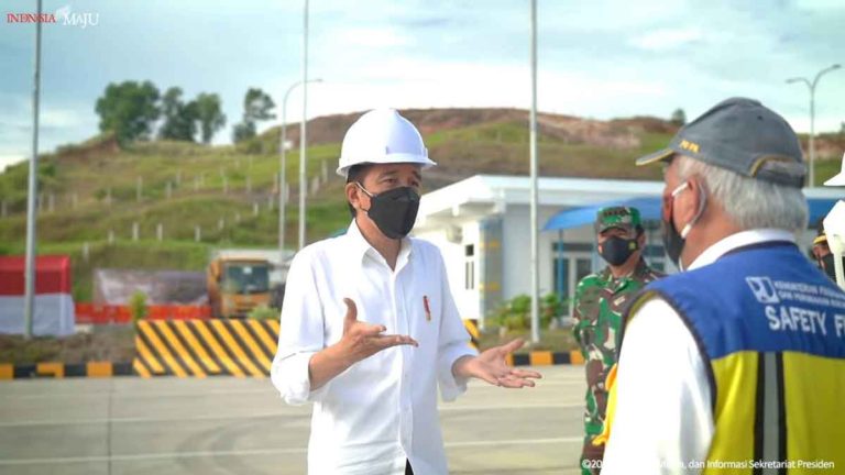 Jokowi Resmikan Jalan Tol Pertama di Pulau Kalimantan