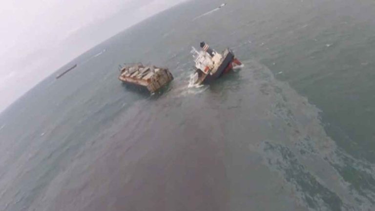 Kapal Kargo Menabrak Karang di Jepang dan Terbelah Dua, Tumpahan Minyak Mengapung Sepanjang 5 KM