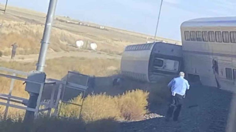 3 Orang Tewas dan 50 Terluka Akibat Kereta Amtrak Anjlok di Montana AS