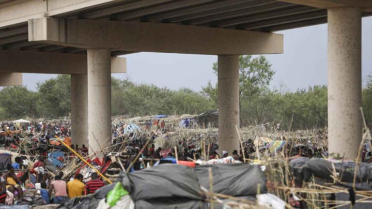 Ahli Mengungkapkan ‘Kota Gubuk’ di Kolong Jembatan Del Rio, Texas Dapat Menyebabkan Wabah COVID-19 dan Penyakit Lainnya