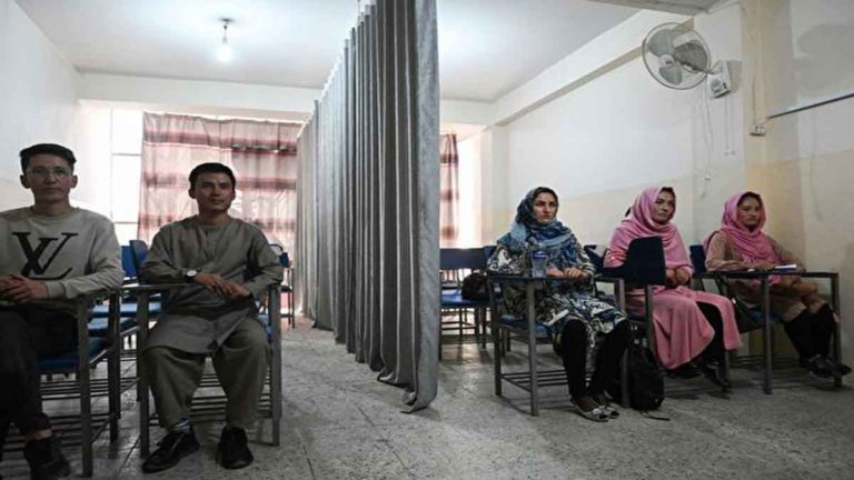 Di Bawah Pemerintahan Taliban, Siswa Siswi Afghanistan Dipisahkan dalam Kelas dengan Gorden