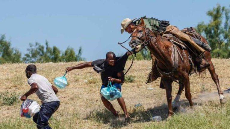 Gambar Petugas Perbatasan AS Berkuda dengan Imigran Ilegal Haiti Disalahartikan, Fotografernya : Mereka Tidak ‘Mencambuk Siapa Pun’