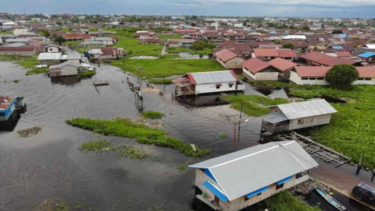 Sungai Kahayan Meluap Ketika Diguyur Hujan Lebat, Banjir Merendam Kota Palangkaraya