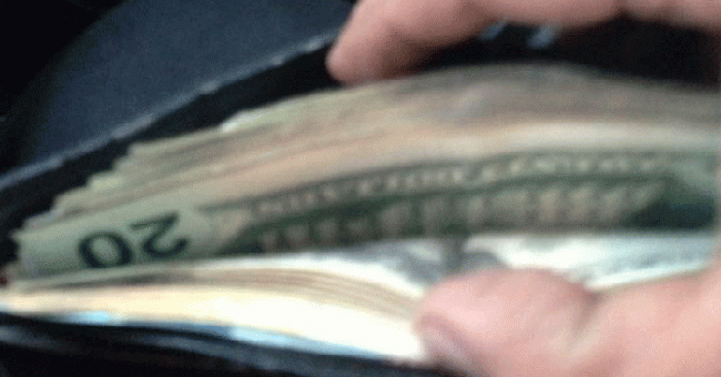 Seorang Sopir Taksi yang Jujur Mengembalikan Dompet Penumpang yang Tertinggal