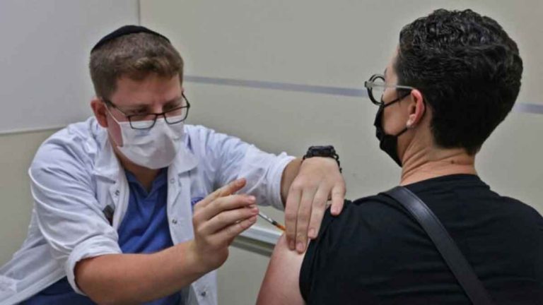 Penelitian Israel: Orang yang Divaksin Lebih Mungkin  Terinfeksi Terobosan daripada Orang yang Baru Sembuh dari COVID-19