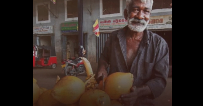 Wanita Ini Menawar Saat Membeli Kelapa pada Pedagang di Pinggir Jalan, Tapi Saat Makan di Restoran Mewah Malah Memberi Tip