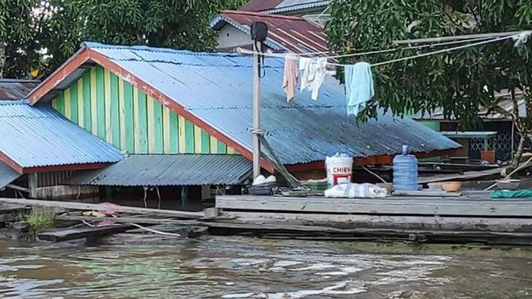 Banjir Melanda Sekadau, Kalimantan Barat, Ribuan Rumah Terendam dan Seorang Warga Meninggal Dunia