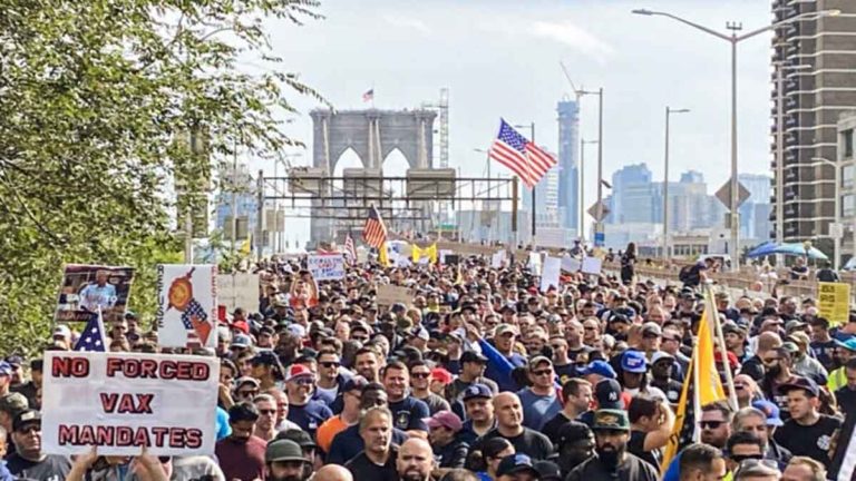 Pekerja New York City Menggelar Pawai Memprotes Wajib Vaksin Pemerintah