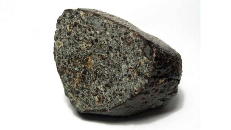 Seorang Wanita Nyaris Tewas Ditimpa Meteor yang Tembus Atap Rumahnya Saat Tidur, Beruntung Jatuh di Bantalnya