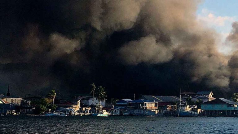 Kebakaran Hebat di Pulau Wisata  Honduras Menghanguskan Hampir 100 Rumah yang Berdampak Ribuan Jiwa